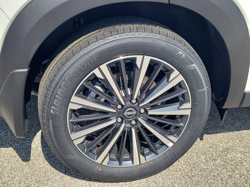 Everest White Pearl Tricoat/Super Black 2026 Nissan Pathfinder Platinum