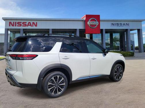 Everest White Pearl Tricoat/Super Black 2026 Nissan Pathfinder Platinum