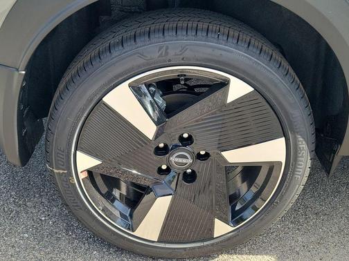 Gun Metallic/Scarlet Ember Tintcoat 2026 Nissan Kicks SR
