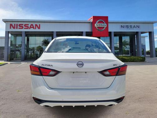 Pearl White Tricoat 2023 Nissan Altima 2.5 SV