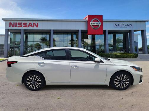 Pearl White Tricoat 2023 Nissan Altima 2.5 SV
