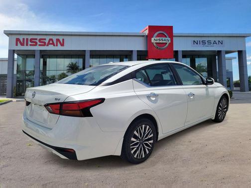 Pearl White Tricoat 2023 Nissan Altima 2.5 SV