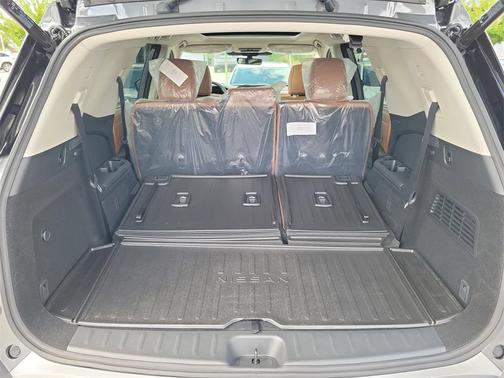 2025 Nissan Pathfinder Platinum FWD
