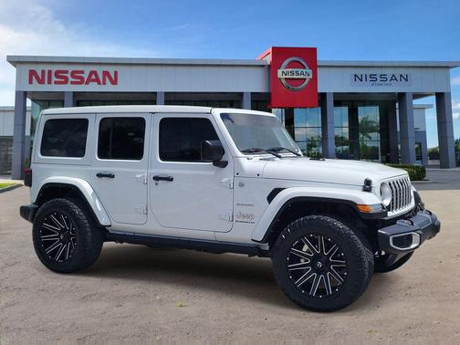 Bright White Clearcoat 2024 Jeep Wrangler 4-Door Sahara 4x4