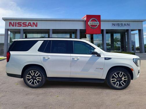 White Frost Tricoat 2023 GMC Yukon 4WD AT4