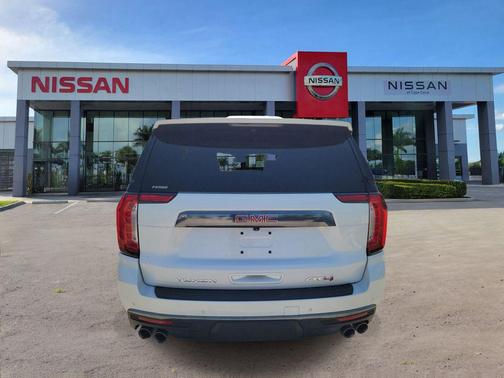 White Frost Tricoat 2023 GMC Yukon 4WD AT4