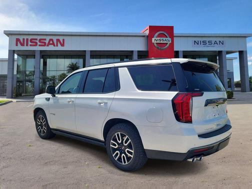 White Frost Tricoat 2023 GMC Yukon 4WD AT4