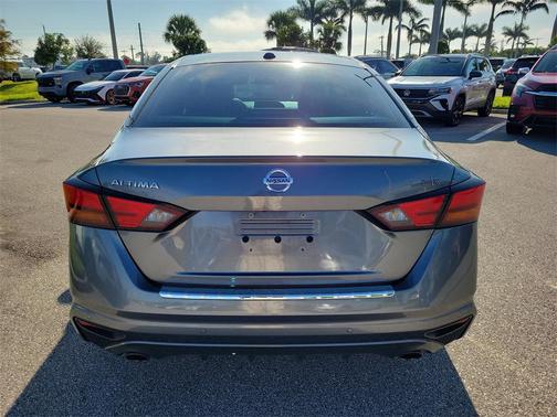 2021 Nissan Altima SR FWD