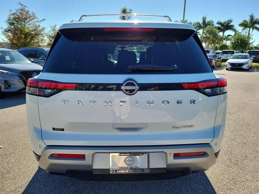 2023 Nissan Pathfinder Platinum FWD