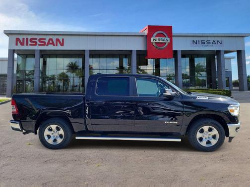 Diamond Black Crystal Pearlcoat 2022 RAM 1500 Big Horn/Lone Star