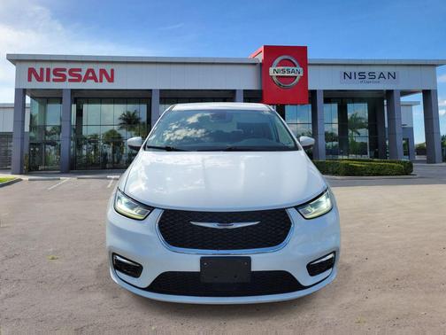 Bright White Clearcoat 2023 Chrysler Pacifica Touring L