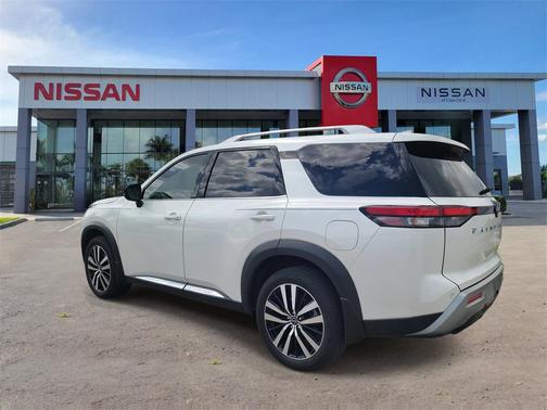 2024 Nissan Pathfinder Platinum FWD