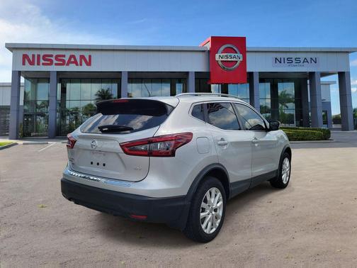 Brilliant Silver Metallic 2022 Nissan Rogue Sport SV