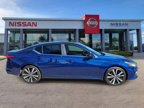 Deep Blue Pearl 2022 Nissan Altima SR FWD