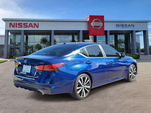 Deep Blue Pearl 2022 Nissan Altima SR FWD
