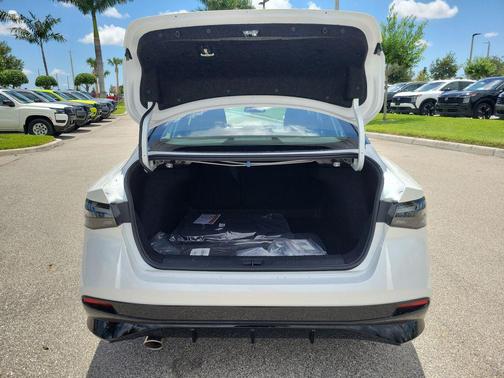 Aspen White Tricoat/Super Black 2026 Nissan Sentra SR