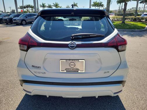 Aspen White Tricoat/Super Black 2024 Nissan Kicks SR