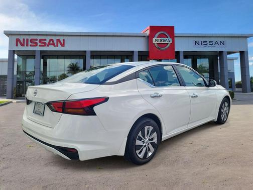 Glacier White 2023 Nissan Altima S FWD