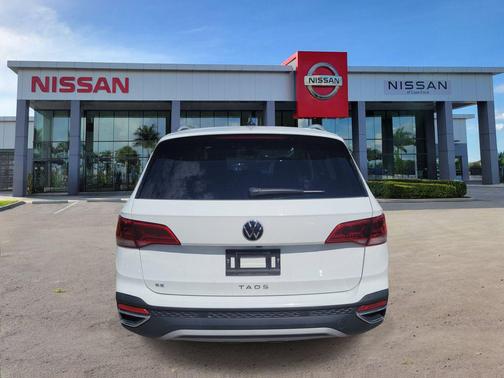 Pyrite Silver Metallic 2024 Volkswagen Taos 1.5T SE