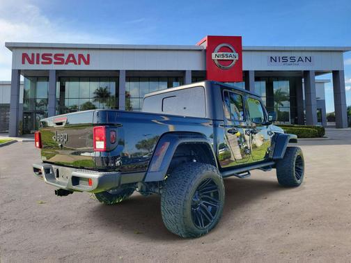 Black Clearcoat 2022 Jeep Gladiator Willys 4x4