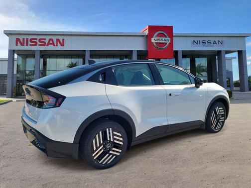 Everest White Pearl Tricoat/Black 2026 Nissan Leaf SV+