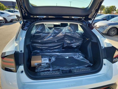 Everest White Pearl Tricoat/Black 2026 Nissan Leaf SV+