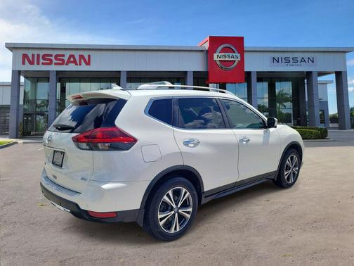 Pearl White Tricoat 2019 Nissan Rogue SV