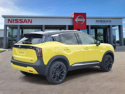Yuzu Yellow Metallic/Super Black 2026 Nissan Kicks SR