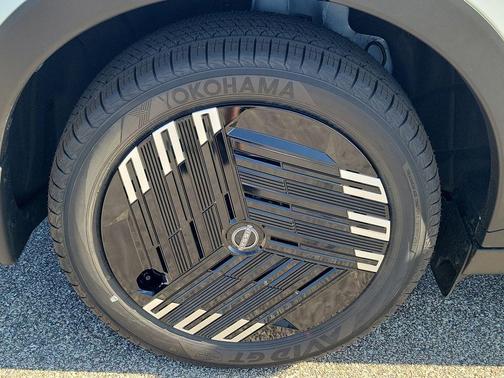 Everest White Pearl Tricoat 2026 Nissan Leaf S+