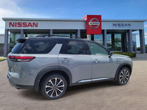 Boulder Gray Pearl/Super Black 2026 Nissan Pathfinder Platinum