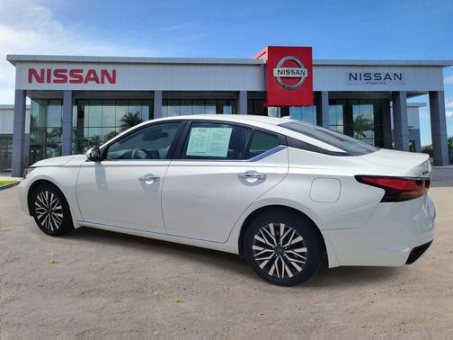 Pearl White Tricoat 2023 Nissan Altima 2.5 SV
