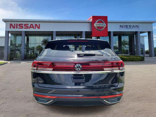 Deep Black Pearl 2024 Volkswagen Atlas Cross Sport 2.0T SE