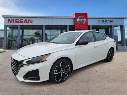 Pearl White Tricoat 2023 Nissan Altima SR FWD