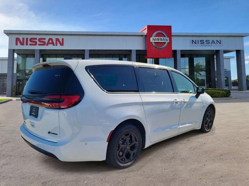 2024 Chrysler Pacifica Hybrid S Appearance Pkg