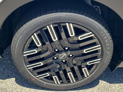 Everest White Pearl Tricoat/Black 2026 Nissan Leaf PLATINUM+