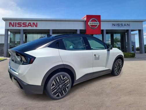 Everest White Pearl Tricoat/Black 2026 Nissan Leaf PLATINUM+