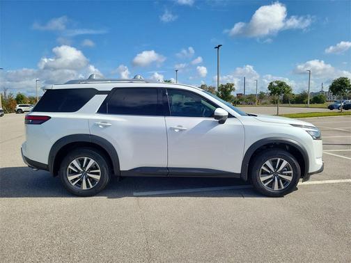 2025 Nissan Pathfinder SL FWD