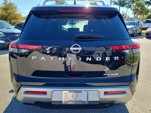2023 Nissan Pathfinder Platinum FWD