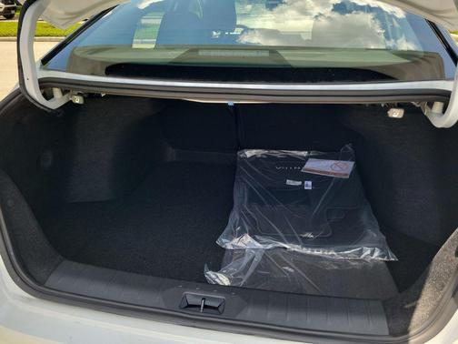 Aspen White Tricoat/Super Black 2026 Nissan Sentra SR