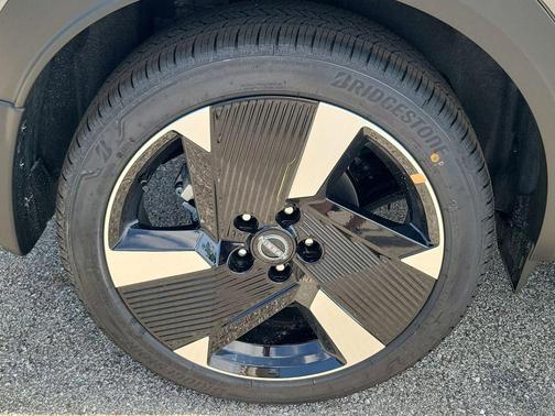 Gun Metallic 2026 Nissan Kicks SR