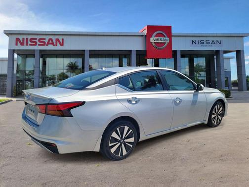 Brilliant Silver Metallic 2022 Nissan Altima 2.5 SV