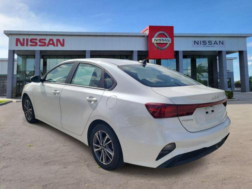 Snow White Pearl 2023 Kia Forte LXS
