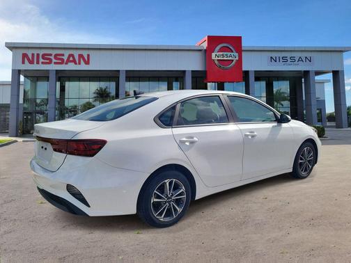Snow White Pearl 2023 Kia Forte LXS
