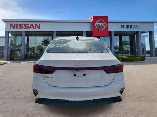 Snow White Pearl 2023 Kia Forte LXS