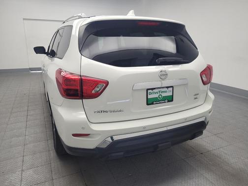 White 2019 Nissan Pathfinder SL