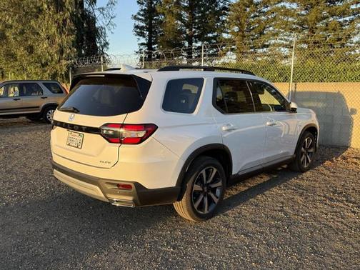 Platinum White Pearl 2025 Honda Pilot