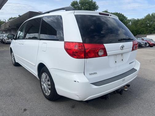 Super White 2009 Toyota Sienna LE