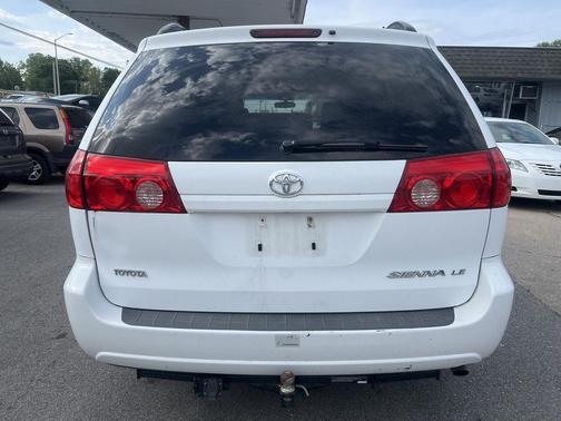 Super White 2009 Toyota Sienna LE