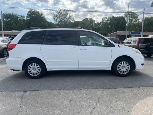 Super White 2009 Toyota Sienna LE
