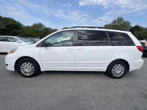 Super White 2009 Toyota Sienna LE